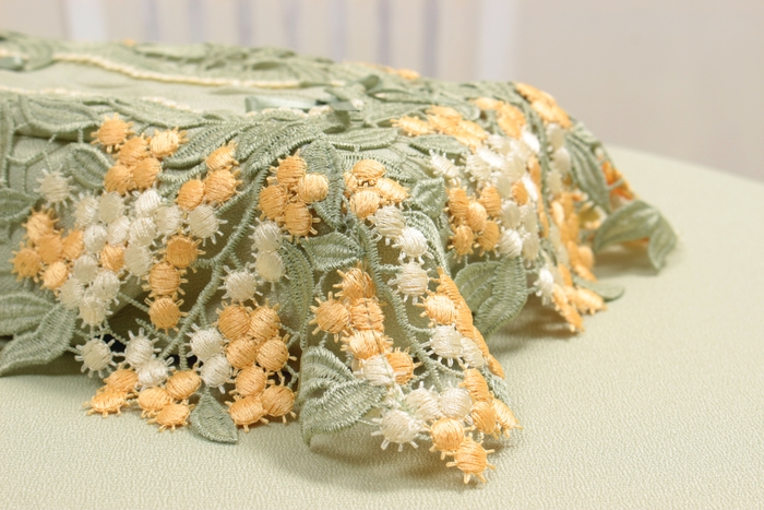 贅沢にあしらったケミカルレース。春の訪れを彩る2025年新作です。