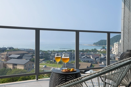 海景と麦香のさりげない贅沢。 海の京都・丹後で、2週間だけの静やかなひととき。 夕日ヶ浦温泉「佳松苑 別邸ふうか」