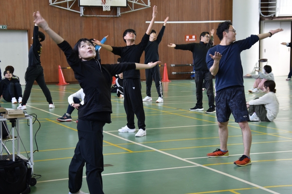 基本の動きを紹介する伊藤准教授