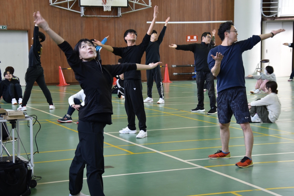 基本の動きを紹介する伊藤准教授