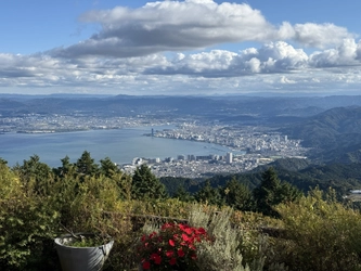 比叡山頂の“眺望”庭園美術館 ～ガーデンミュージアム比叡～
4 月18 日(土) 2026 年度の営業を開始します