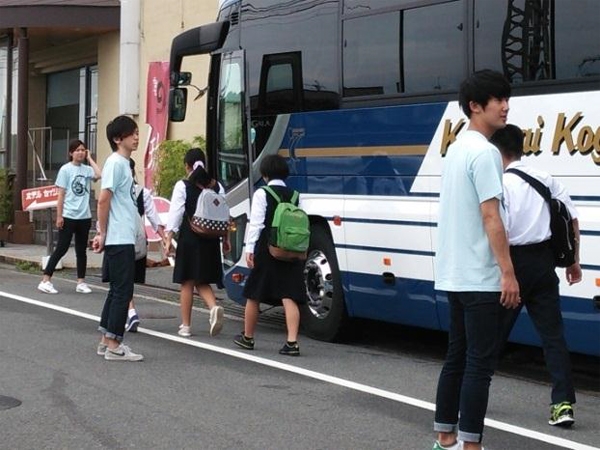 7月に実施した「東大阪モノづくり観光」での学生ガイドの様子