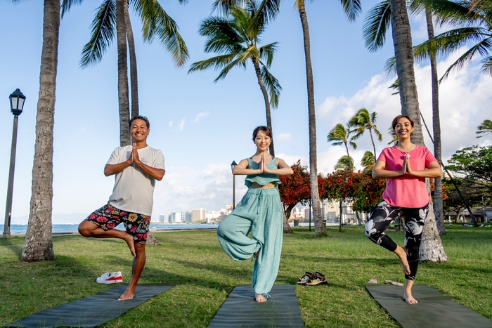 ビーチで波の音を聞きながらヨガレッスン
