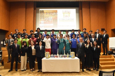 大会に向けて意気込みを語った各校参加者と、特別協賛の長谷工グループの皆さま