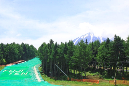 後ろには雄大な富士山が！この絶景も楽しみのひとつです。