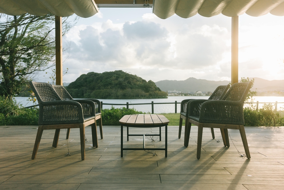 開放的な水辺のテラス