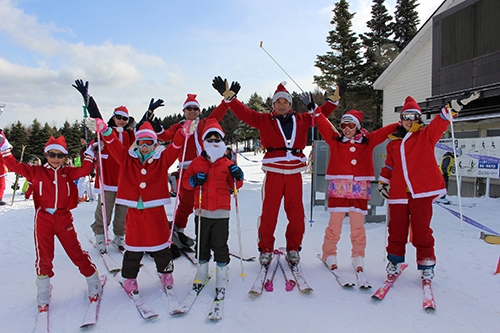 ゲレンデにサンタやトナカイがいっぱい!「ふじてんのクリスマス」