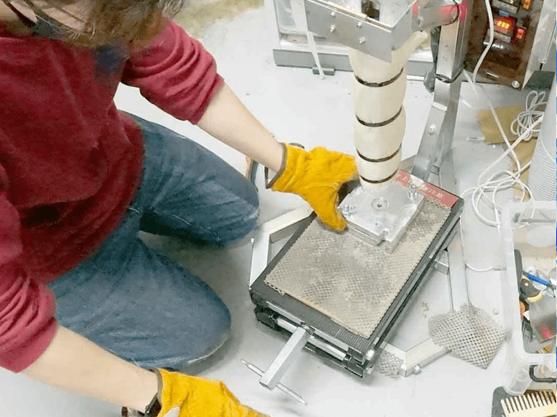 ハンドルを押し下げて溶解したPPを金型に注入