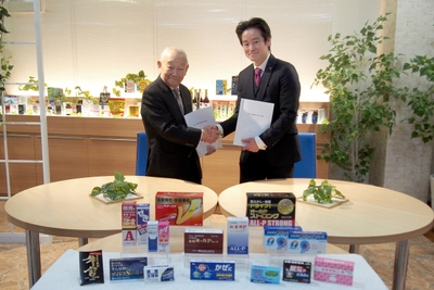オール薬品工業代表取締役社長・北泉 恵 氏(左)と当社代表取締役・佐々木 信綱(右) 2019年1月16日ファイン本社にて
