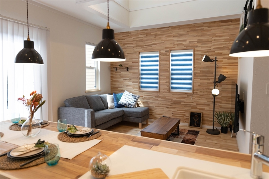 塗り壁にあたたかな木のアクセントウォール