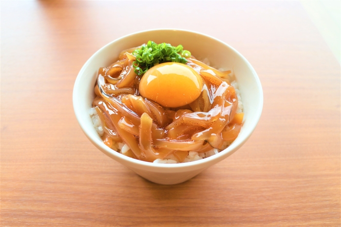 家庭で味わう船凍イカの醤油漬け丼