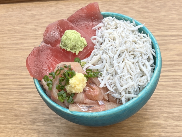 川のおさかなと海のおさかな丼 あまごのあら汁付き