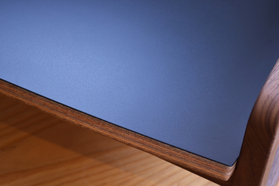 機能性を重視した天面(アイカ工業社製のメラミン化粧板)