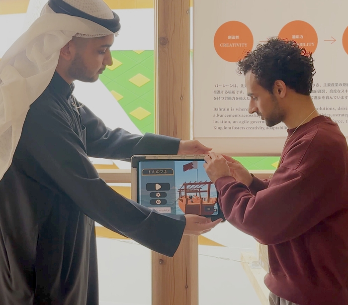 バーレーン若手開発者たちが、バーレーン館にて「Ship of Time」をインストールする。