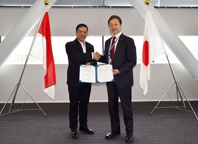 STP社長のアルディ　ブディオノ氏（左）と近畿大学水産養殖種苗センター長の岡田貴彦（右）
