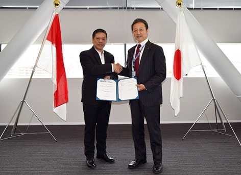 STP社長のアルディ　ブディオノ氏（左）と近畿大学水産養殖種苗センター長の岡田貴彦（右）