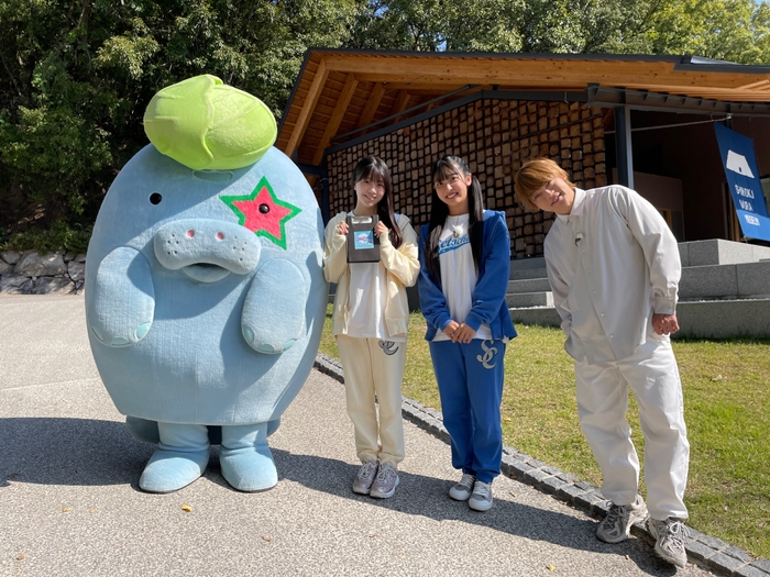 左から　マナやん(新屋島水族館公式キャラクター)・工藤理子(STU48)・川又優菜(STU48)・おばたのお兄さん