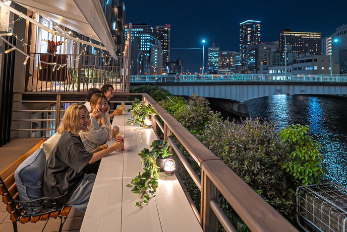 筑前橋の夜景とテラス席