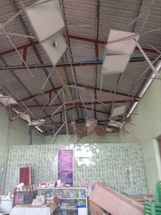 診療所の天井はほとんど剥がれ落ちました=岡田茂理事長提供