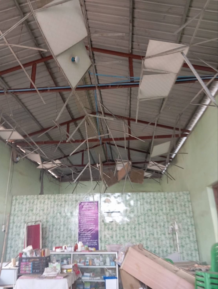 診療所の天井はほとんど剥がれ落ちました=岡田茂理事長提供