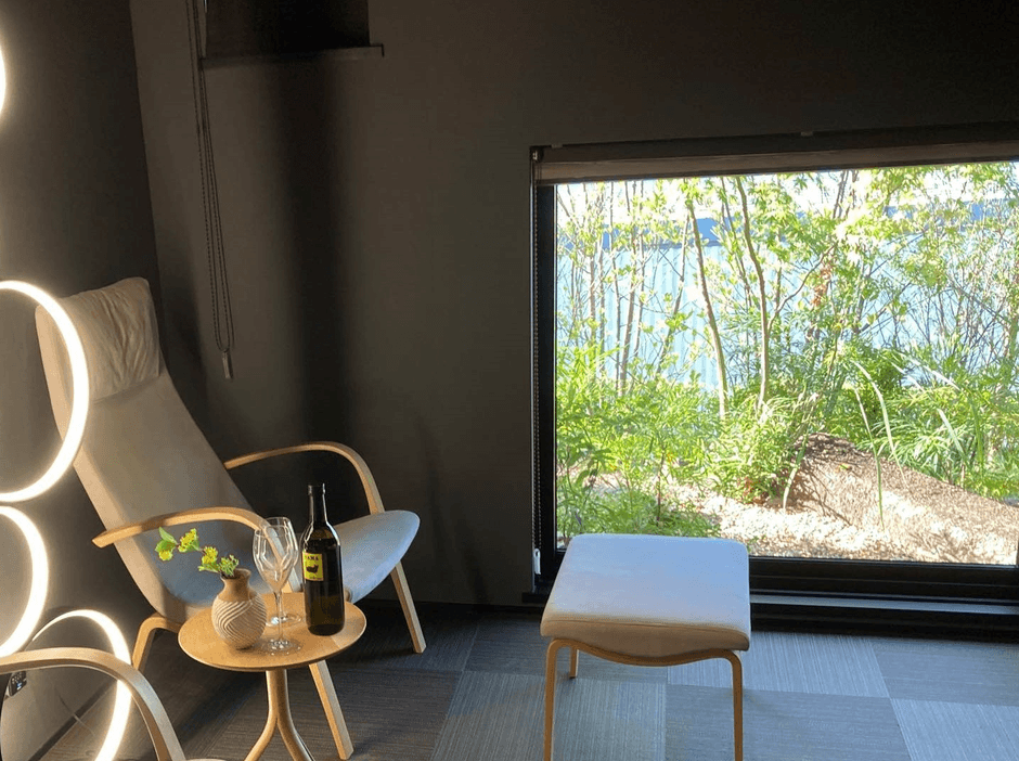 座ったときに外の緑が楽しめるよう、低めに設計された窓