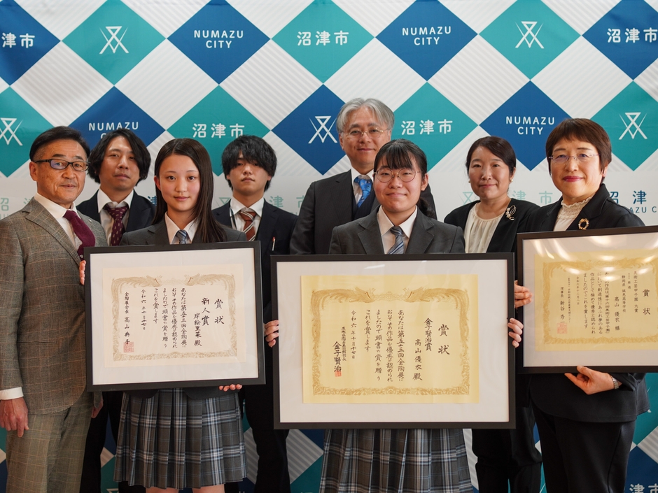 沼津市長を表敬訪問し受賞報告を行った誠恵高校の生徒と学校関係者