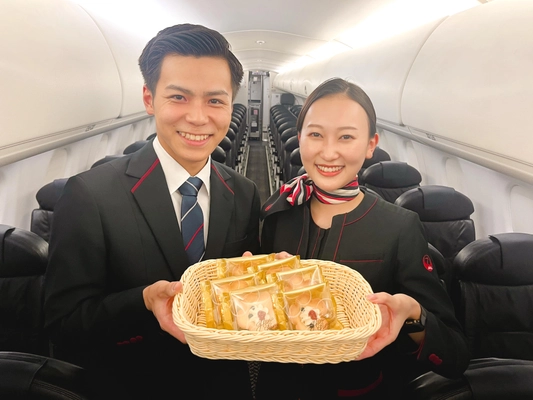 J-AIRが運航する札幌(新千歳)発福岡行きの便で、 茶菓「大阪花ラング」を提供