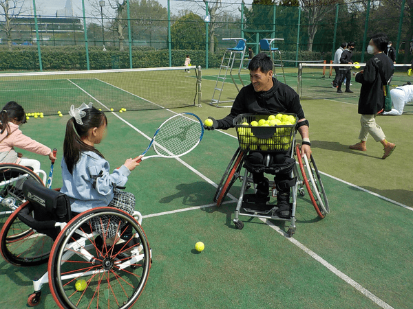 指導を行う菅野浩二選手 