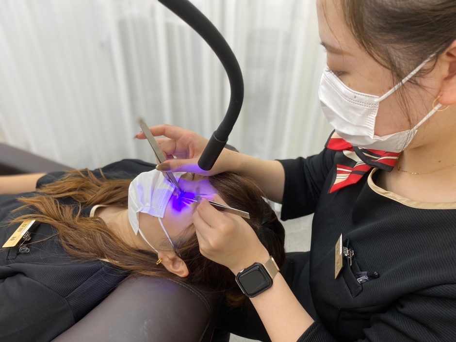 LEDマツエク 施術風景3