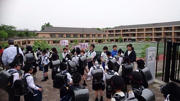 正門前募金の様子(昨年度)