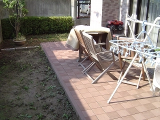 【納入事例レポート】あ、ここにも杉田エース！Vol.92足立区にあるマンションの大規模修繕工事において１階住居部分の庭にエス・ウッドを使用したウッドデッキを新設しました。