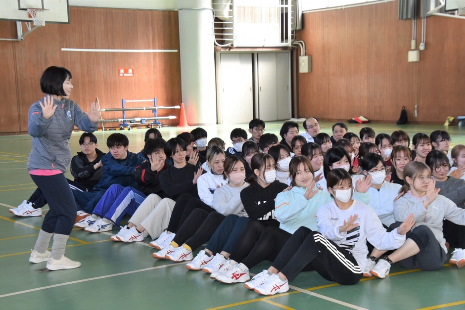 伊藤准教授の指導で多彩な健康運動を学ぶ