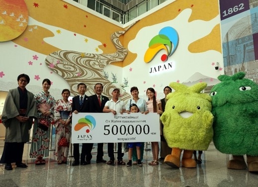 アマンガラエフさん一家(中央)と日本館関係者