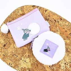 リトルミイのわんぱく姿にきゅん。ふわふわのシープボアで雪玉をイメージしたちょっとお茶目なポーチです。