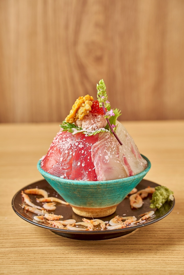 桜舞い散るてっぺん丼