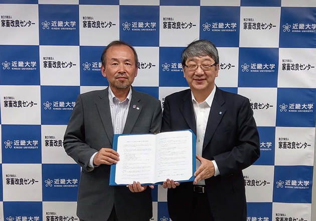 締結式の様子 左:家畜改良センター理事長 入江正和、右:近畿大学学長 細井美彦