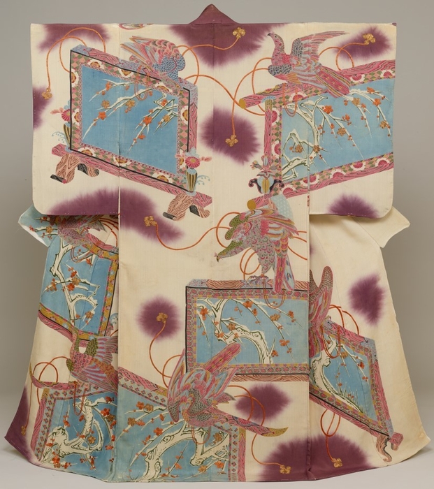 07_振袖 白縮緬地梅樹衝立鷹模様 東京国立博物館蔵 ※本展覧会では複製を展示