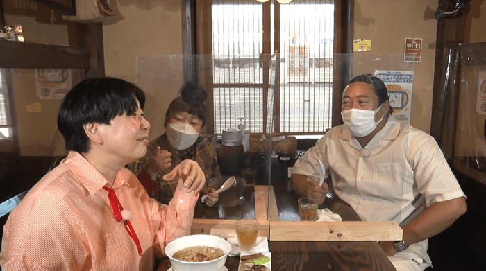 行列のできる人気ラーメン店へ