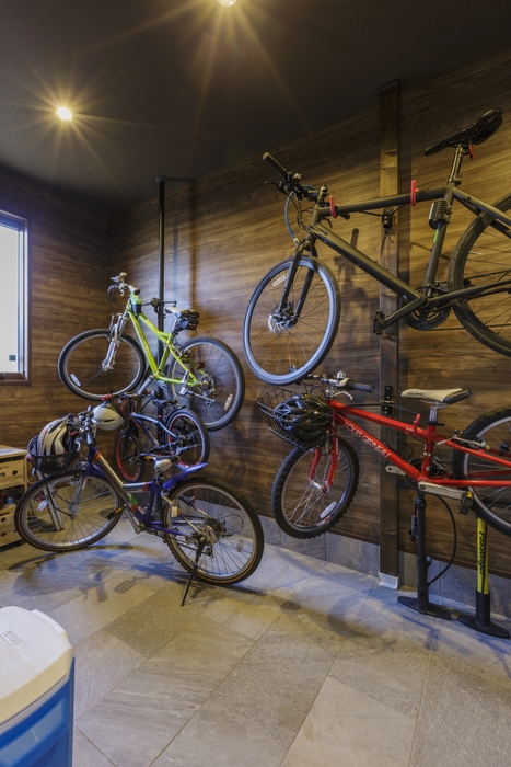 木目調のクロス貼りは、メンテナンス性とインテリア性を両立