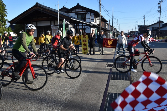 自転車部の学生の先導で一斉にスタート