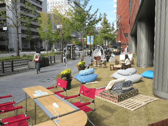 銀泉備後町ビル前 芝生化の様子