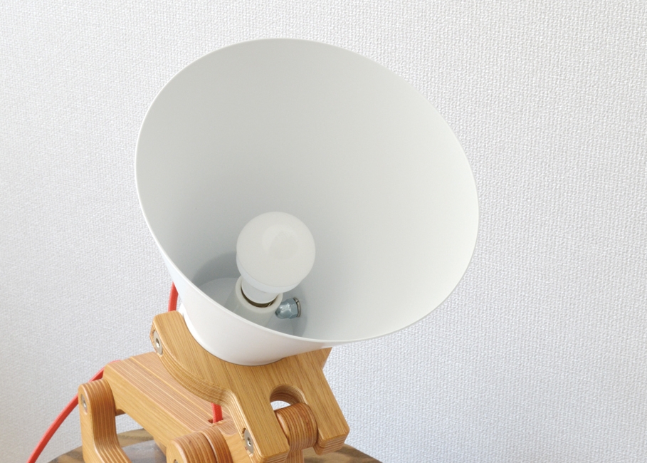 LED電球付属。コンセントに繋いですぐ点灯できます