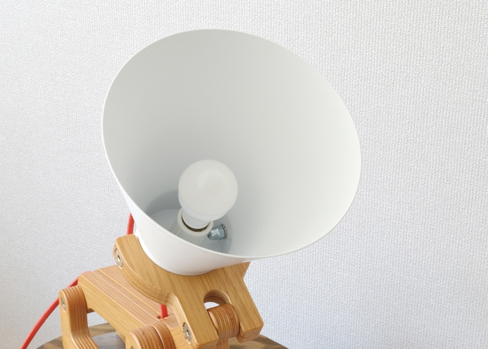 LED電球付属。コンセントに繋いですぐ点灯できます