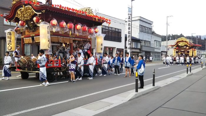 ユネスコ無形文化遺産「花輪ばやし」への参加の様子