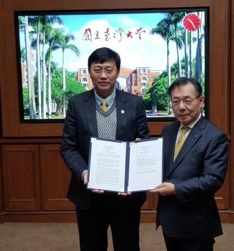 表敬訪問の様子(左:国立台湾大学 校長代理 郭大維、右:近畿大学 副学長 村岡修)