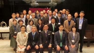 2025年10月、名城大学薬学部京滋支部同窓会に日薬会長として出席した岩月さん(前列中央)と愛知県薬剤師会会長の川邉さん(同右端)