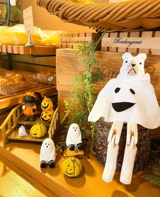 メディカフェ(食堂)内を撮影した写真です。 ハロウィンの可愛らしいキャラクターたちが撮影されており、季節感のある作品となっています。(@ka__universityさん)