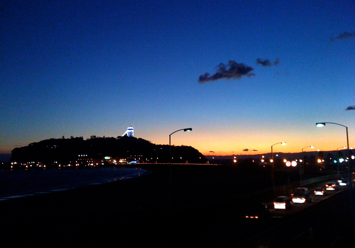 ライトアップされたロマンチックな江ノ島の夜景