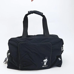 スヌーピーのシンプルで万能な旅行用バッグ特集。大容量で日常使いも可能な、黒とグレーのボストン、トート、ショルダーバッグ。