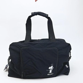 スヌーピーのシンプルで万能な旅行用バッグ特集。大容量で日常使いも可能な、黒とグレーのボストン、トート、ショルダーバッグ。